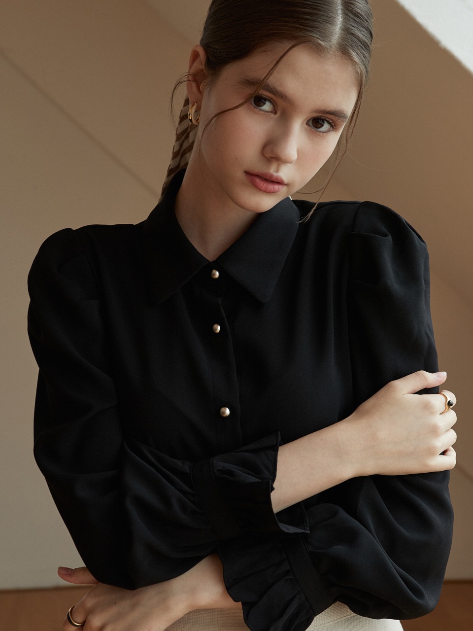 j810 frill-sleeve blouse (black)
