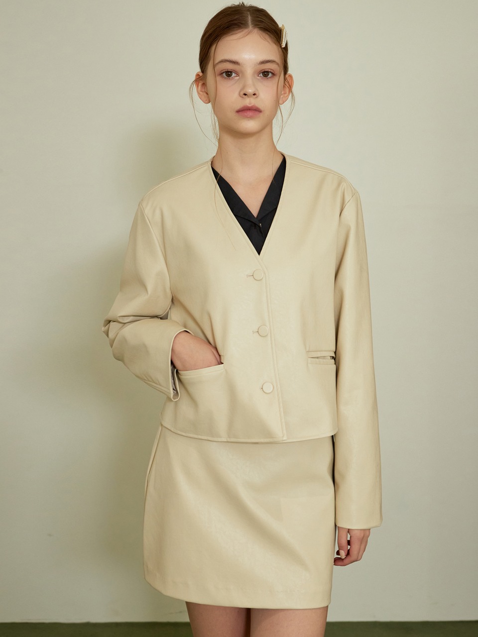 j1065 [SET] line leather short jacket+line leather mini skirt (cream)
